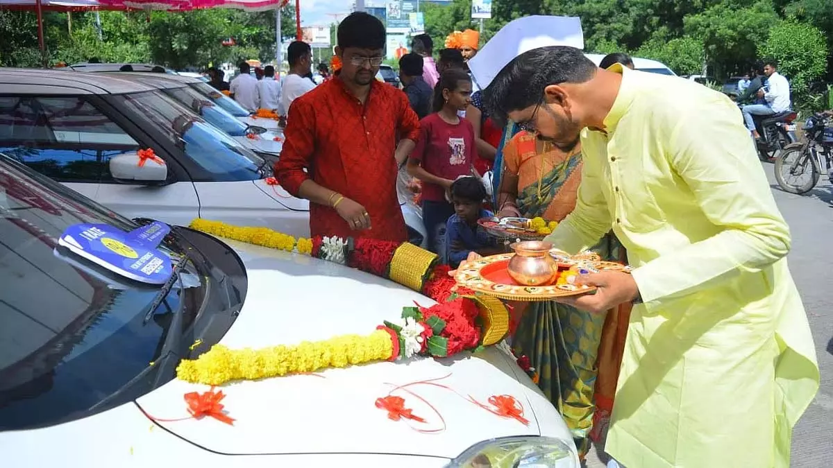 डोंबिवली में दशहरा पर वाहनों की खरीदारी में बढ़ोतरी; RTO ने इलेक्ट्रिक वाहनों सहित 606 वाहनों का पंजीकरण किया डोंबिवली में दशहरा पर वाहनों की खरीदारी में बढ़ोतरी; RTO ने इलेक्ट्रिक वाहनों सहित 606 वाहनों का पंजीकरण किया