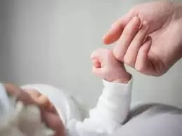 Narsinghpur: नवजात सौंपकर महिला फरार, पुलिस जांच में जुटी Narsinghpur: नवजात सौंपकर महिला फरार, पुलिस जांच में जुटी