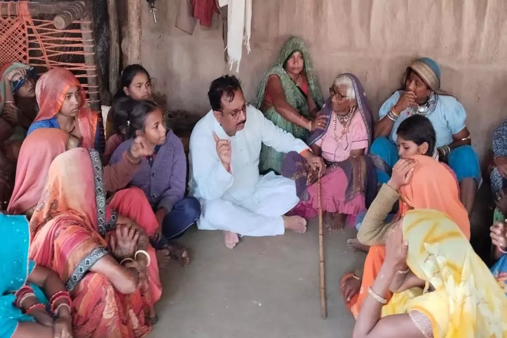 Pandhana: डॉ. शाह ने परिवारों से भेंट कर किया सांत्वना का इज़हार Pandhana: डॉ. शाह ने परिवारों से भेंट कर किया सांत्वना का इज़हार