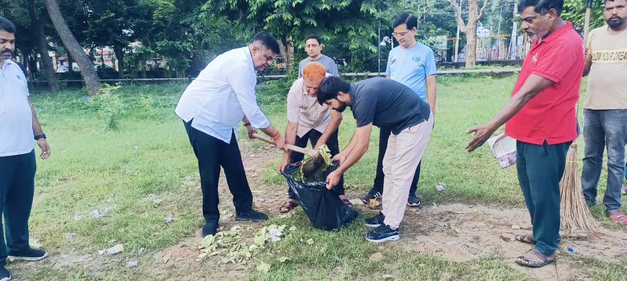 Jaipur : वन राज्यमंत्री ने अलवर में आमजन की सहभागिता के साथ किया श्रमदान Jaipur : वन राज्यमंत्री ने अलवर में आमजन की सहभागिता के साथ किया श्रमदान