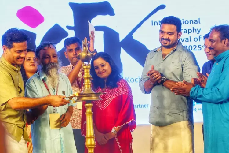 Kochi में शानदार काली-फ़ैशन शो के साथ अंतर्राष्ट्रीय सुलेख महोत्सव 2025 का शुभारंभ Kochi में शानदार काली-फ़ैशन शो के साथ अंतर्राष्ट्रीय सुलेख महोत्सव 2025 का शुभारंभ