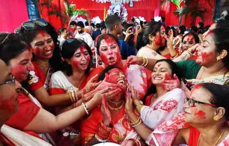 Chandigarh: सिन्दूर खेला दुर्गा पूजा उत्सव का प्रतीक है Chandigarh: सिन्दूर खेला दुर्गा पूजा उत्सव का प्रतीक है