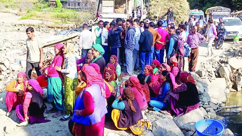 गुस्साए ग्रामीणों ने किया चक्का जाम गुस्साए ग्रामीणों ने किया चक्का जाम