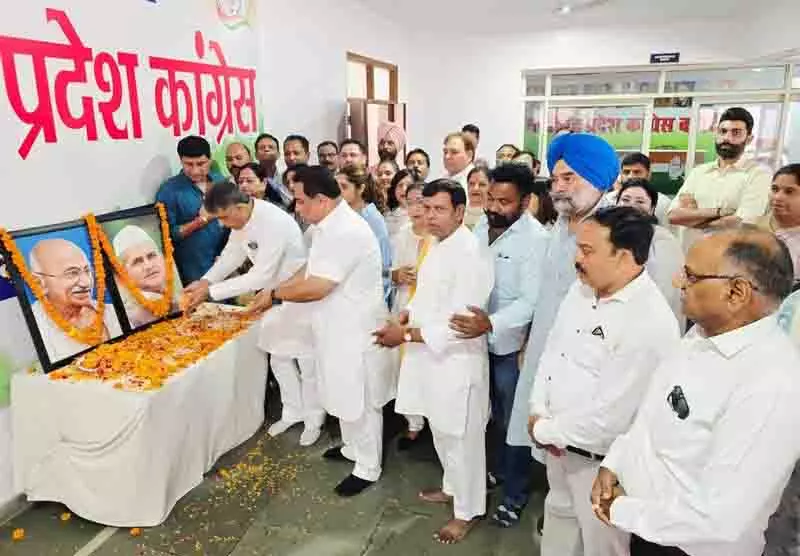 कांग्रेस नेताओं ने Mahatma Gandhi और लाल बहादुर शास्त्री को पुष्पांजलि अर्पित की कांग्रेस नेताओं ने Mahatma Gandhi और लाल बहादुर शास्त्री को पुष्पांजलि अर्पित की