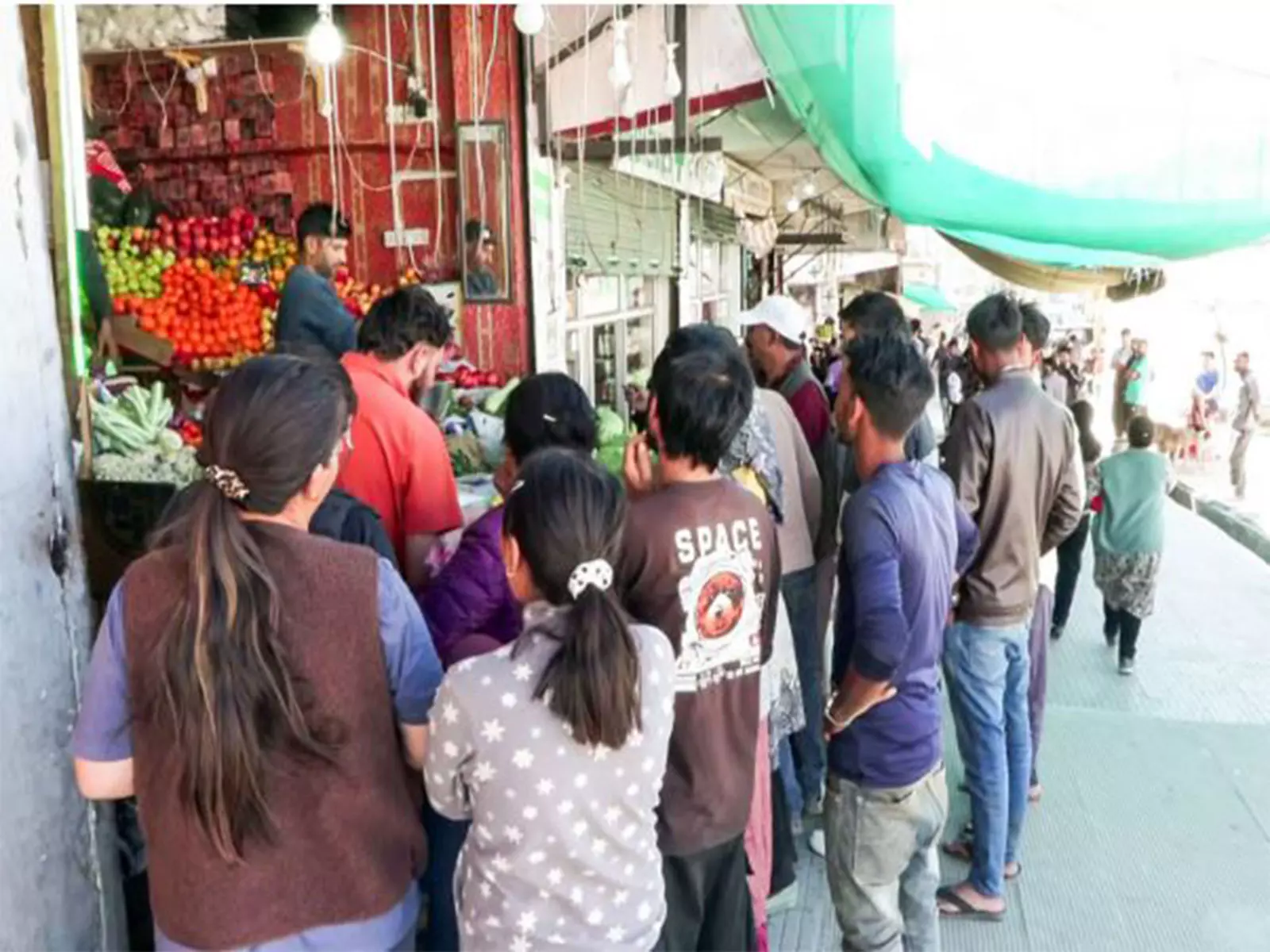 लद्दाख प्रशासन द्वारा कर्फ्यू में ढील दिए जाने के बाद लेह निवासियों ने दैनिक गतिविधियां शुरू कीं लद्दाख प्रशासन द्वारा कर्फ्यू में ढील दिए जाने के बाद लेह निवासियों ने दैनिक गतिविधियां शुरू कीं