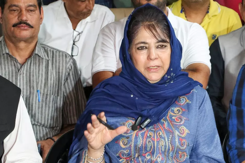 Mehbooba Mufti: विरोध प्रदर्शनों में युवाओं की भागीदारी बढ़ना खतरनाक संकेत Mehbooba Mufti: विरोध प्रदर्शनों में युवाओं की भागीदारी बढ़ना खतरनाक संकेत
