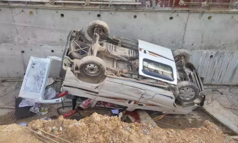 Kerala : परियारम में वैन पलटने से सात लोग घायल Kerala : परियारम में वैन पलटने से सात लोग घायल