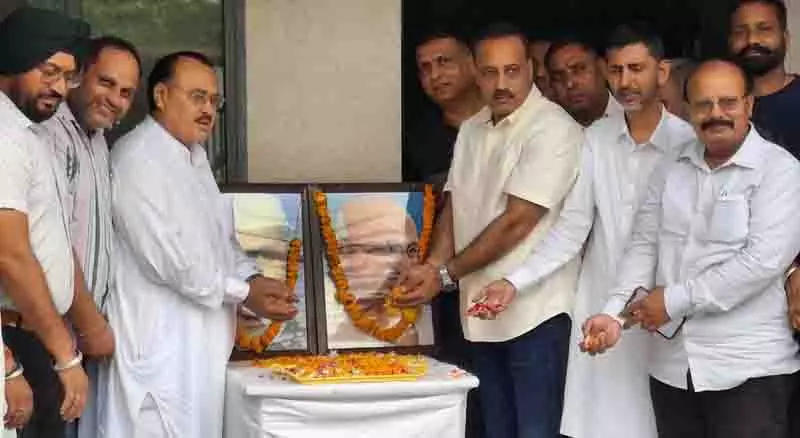 Ludhiana: कांग्रेस ने महात्मा गांधी और पूर्व प्रधानमंत्री शास्त्री को श्रद्धांजलि दी Ludhiana: कांग्रेस ने महात्मा गांधी और पूर्व प्रधानमंत्री शास्त्री को श्रद्धांजलि दी