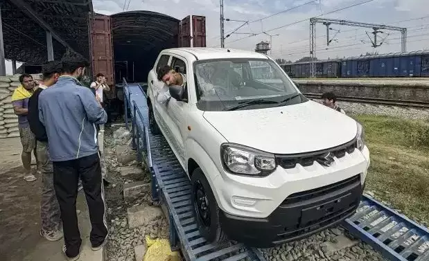 Srinagar: मानेसर से 116 मारुति वाहन दक्षिण कश्मीर पहुँचे Srinagar: मानेसर से 116 मारुति वाहन दक्षिण कश्मीर पहुँचे