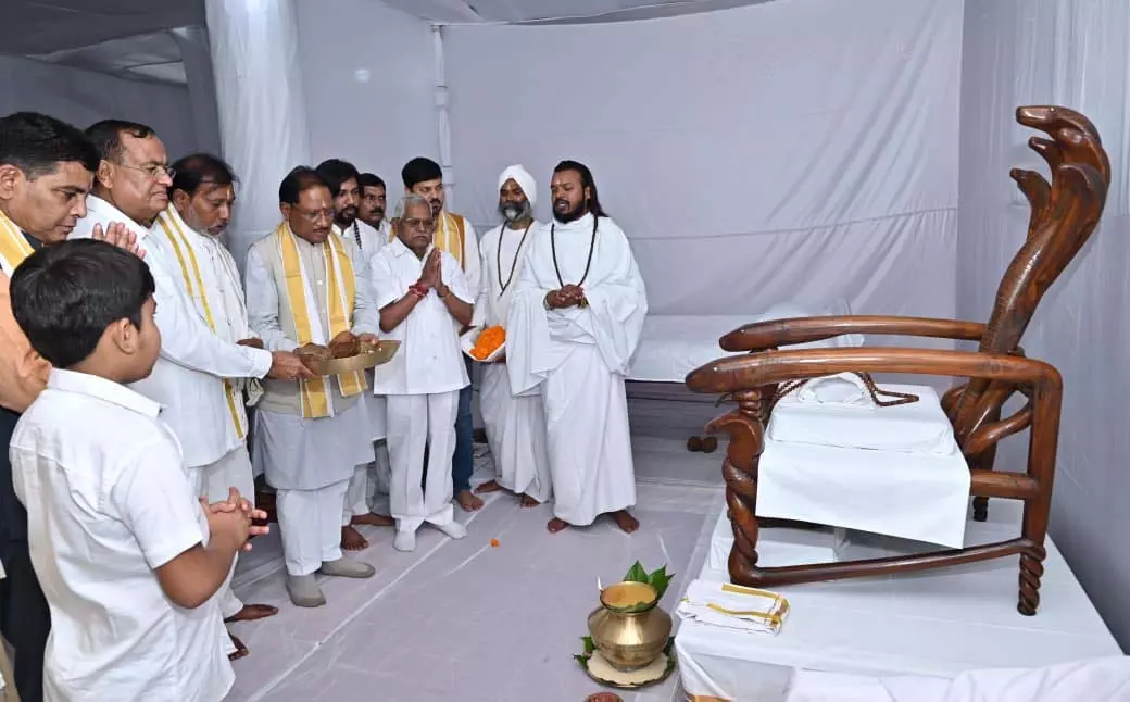 CM साय ने भंडारपुरीधाम में गुरुगद्दी आसन के दर्शन किए CM साय ने भंडारपुरीधाम में गुरुगद्दी आसन के दर्शन किए