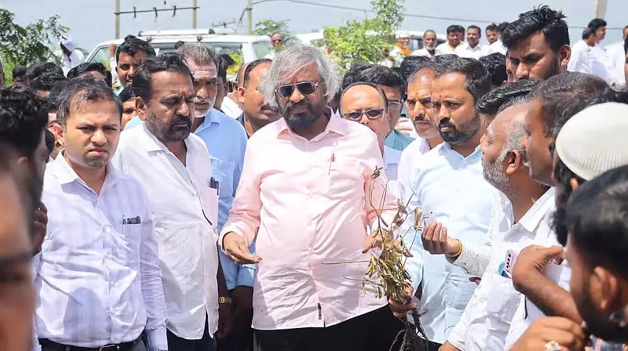 Karnataka : मंत्री खांडरे ने फसल क्षतिग्रस्त क्षेत्रों का दौरा किया Karnataka : मंत्री खांडरे ने फसल क्षतिग्रस्त क्षेत्रों का दौरा किया
