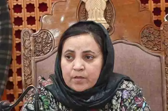 सकीना ने KU में छात्र हितैषी मॉडल की वकालत की सकीना ने KU में छात्र हितैषी मॉडल की वकालत की