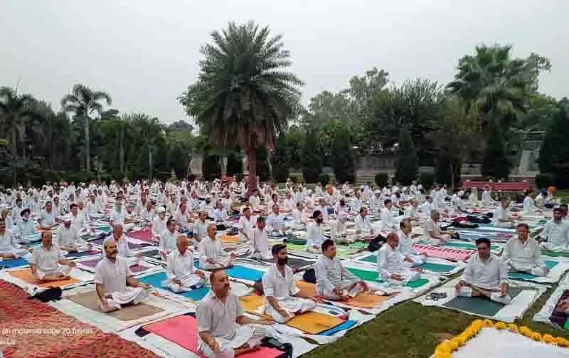 Amritsar: योग के माध्यम से निवासियों को स्वस्थ जीवनशैली अपनाने के लिए प्रोत्साहित किया गया Amritsar: योग के माध्यम से निवासियों को स्वस्थ जीवनशैली अपनाने के लिए प्रोत्साहित किया गया