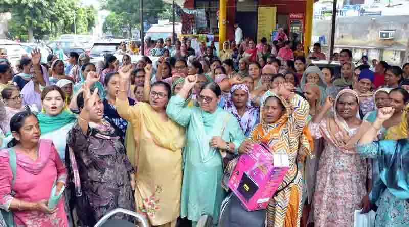 Anganwadi कार्यकर्ताओं ने दिवाली से पहले बकाया मानदेय जारी करने की मांग की Anganwadi कार्यकर्ताओं ने दिवाली से पहले बकाया मानदेय जारी करने की मांग की