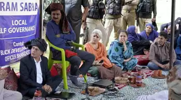 केंद्रीय जनजातीय कार्य सचिव ने Bandipora के जनजातीय गांव चंदाजी का दौरा किया केंद्रीय जनजातीय कार्य सचिव ने Bandipora के जनजातीय गांव चंदाजी का दौरा किया
