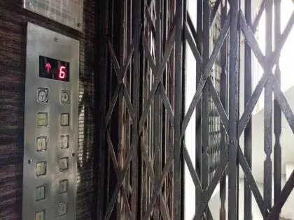 लिफ्ट में फंसने से 12 वर्षीय लड़के की दम घुटने से मौत लिफ्ट में फंसने से 12 वर्षीय लड़के की दम घुटने से मौत