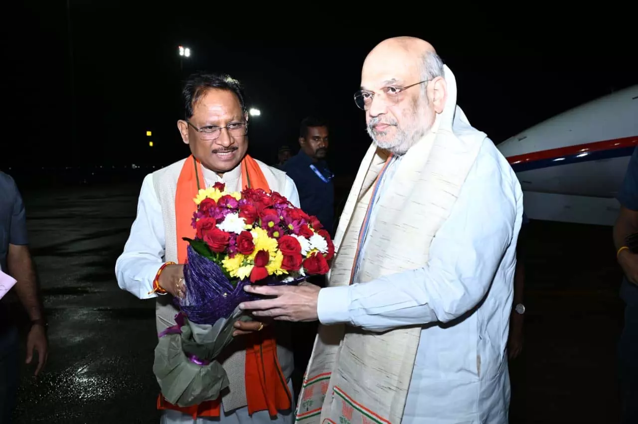 रायपुर पहुंचे केंद्रीय गृहमंत्री अमित शाह रायपुर पहुंचे केंद्रीय गृहमंत्री अमित शाह