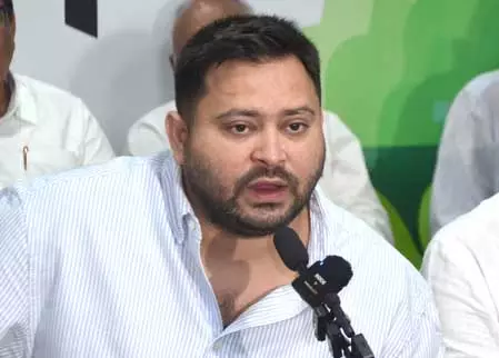 तेजस्वी यादव ने जेडीयू विधायक का स्वागत किया, भाजपा पर हमला तेजस्वी यादव ने जेडीयू विधायक का स्वागत किया, भाजपा पर हमला
