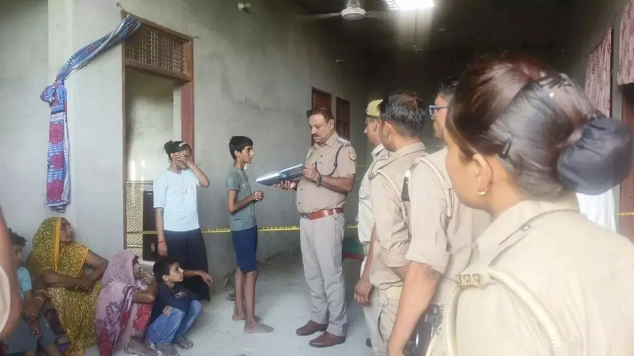 चुन्नी से लटकी मिली महिला की लाश, जांच में जुटी पुलिस चुन्नी से लटकी मिली महिला की लाश, जांच में जुटी पुलिस
