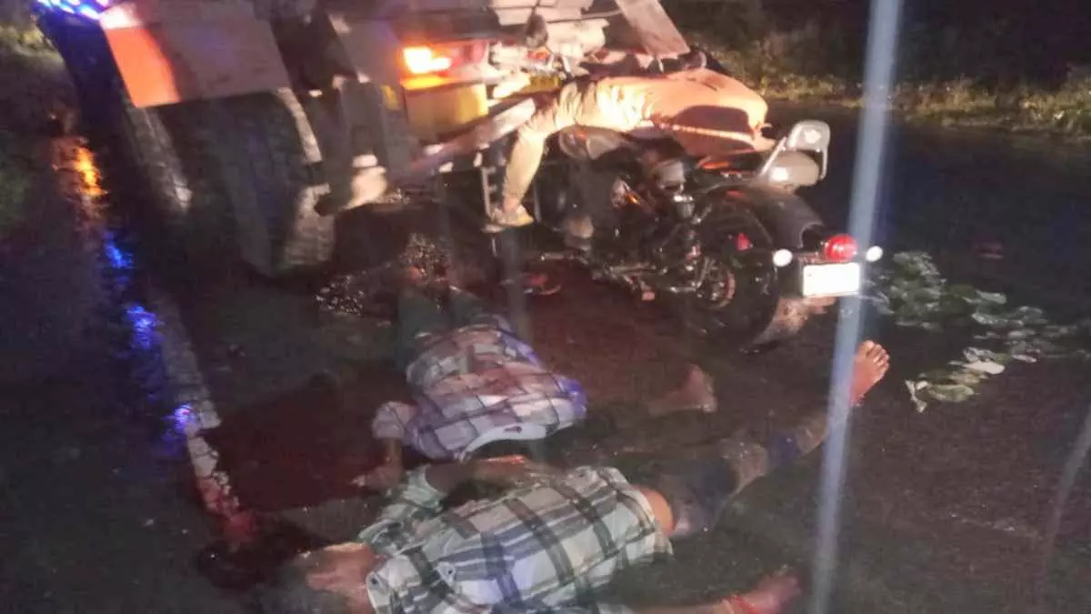 CG BREAKING: ट्रक की टक्कर से हादसे में तीन युवकों की मौत, गांव में मातम CG BREAKING: ट्रक की टक्कर से हादसे में तीन युवकों की मौत, गांव में मातम