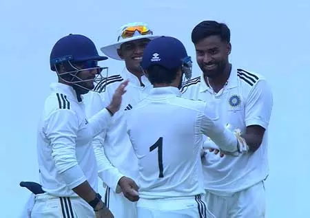 ईरानी कप: विदर्भ ने रेस्ट ऑफ इंडिया पर 224 रन की बढ़त बनाई ईरानी कप: विदर्भ ने रेस्ट ऑफ इंडिया पर 224 रन की बढ़त बनाई