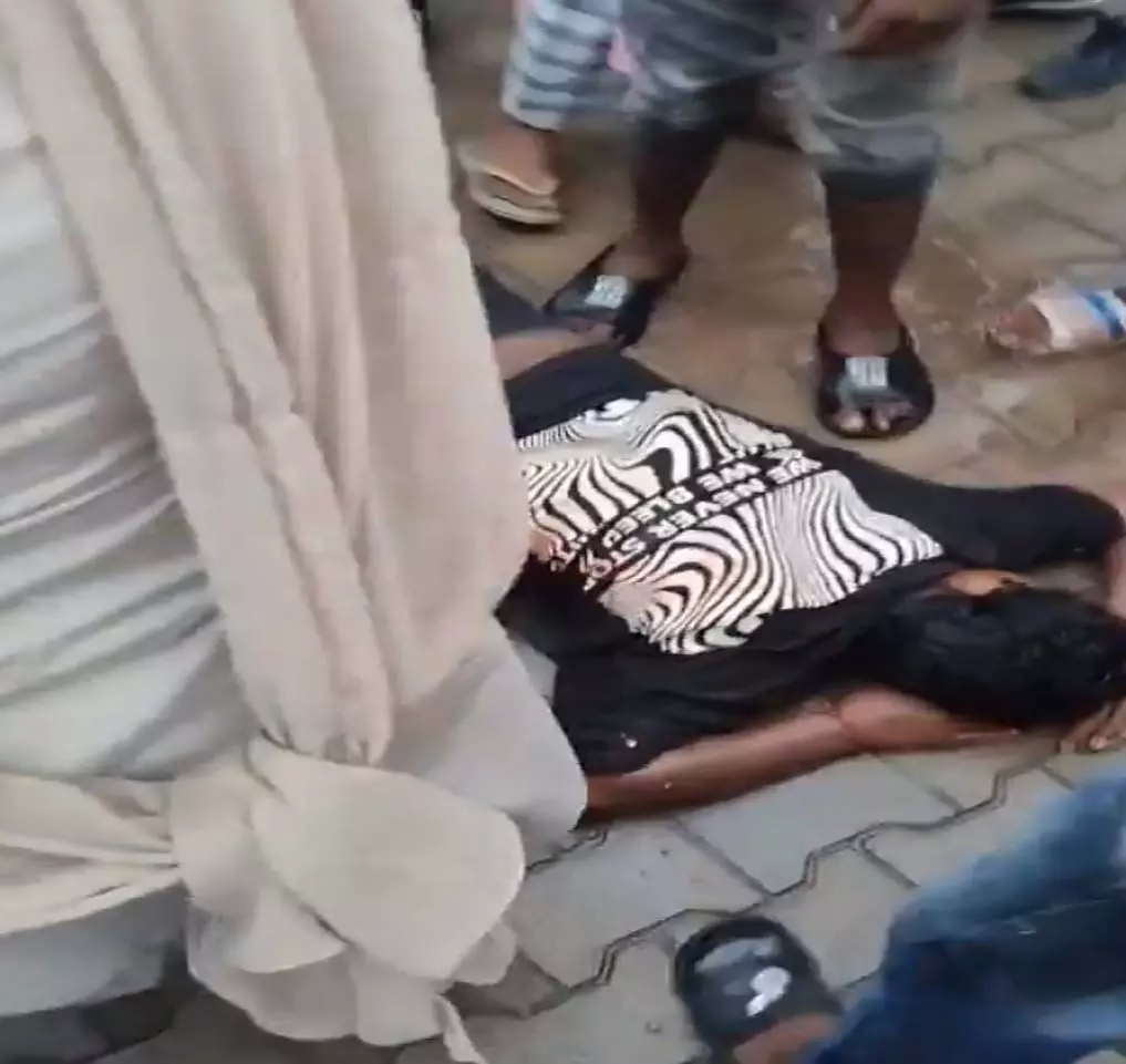 CG VIDEO BREAKING: महामाया मंदिर में चाकूबाजी, युवक गंभीर रूप से घायल CG VIDEO BREAKING: महामाया मंदिर में चाकूबाजी, युवक गंभीर रूप से घायल