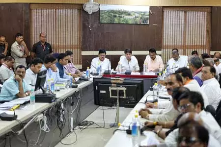 ज्योतिरादित्य सिंधिया ने ग्वालियर में विकास कार्यों की समीक्षा बैठक की ज्योतिरादित्य सिंधिया ने ग्वालियर में विकास कार्यों की समीक्षा बैठक की