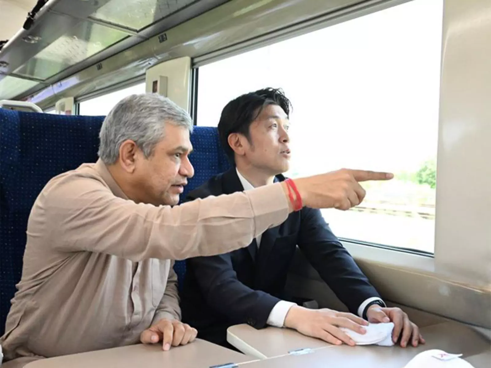 रेल मंत्री अश्विनी वैष्णव और जापानी समकक्ष ने सूरत हाई-स्पीड रेल परियोजना की प्रगति की समीक्षा की रेल मंत्री अश्विनी वैष्णव और जापानी समकक्ष ने सूरत हाई-स्पीड रेल परियोजना की प्रगति की समीक्षा की