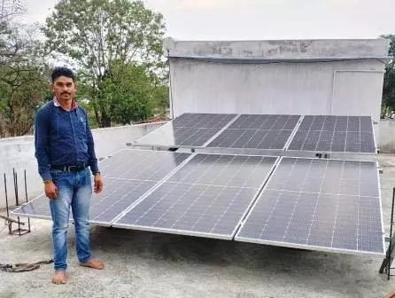 अब घर में चमक रही सौर रोशनी, बिजली उपभोक्ता से ऊर्जादाता बने सेवकराम अब घर में चमक रही सौर रोशनी, बिजली उपभोक्ता से ऊर्जादाता बने सेवकराम