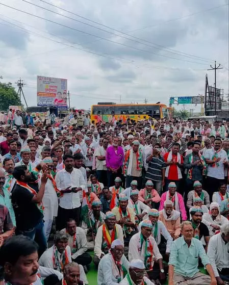 कांग्रेस ने बाढ़ प्रभावित किसानों के लिए सहायता की मांग को लेकर किया प्रदर्शन कांग्रेस ने बाढ़ प्रभावित किसानों के लिए सहायता की मांग को लेकर किया प्रदर्शन