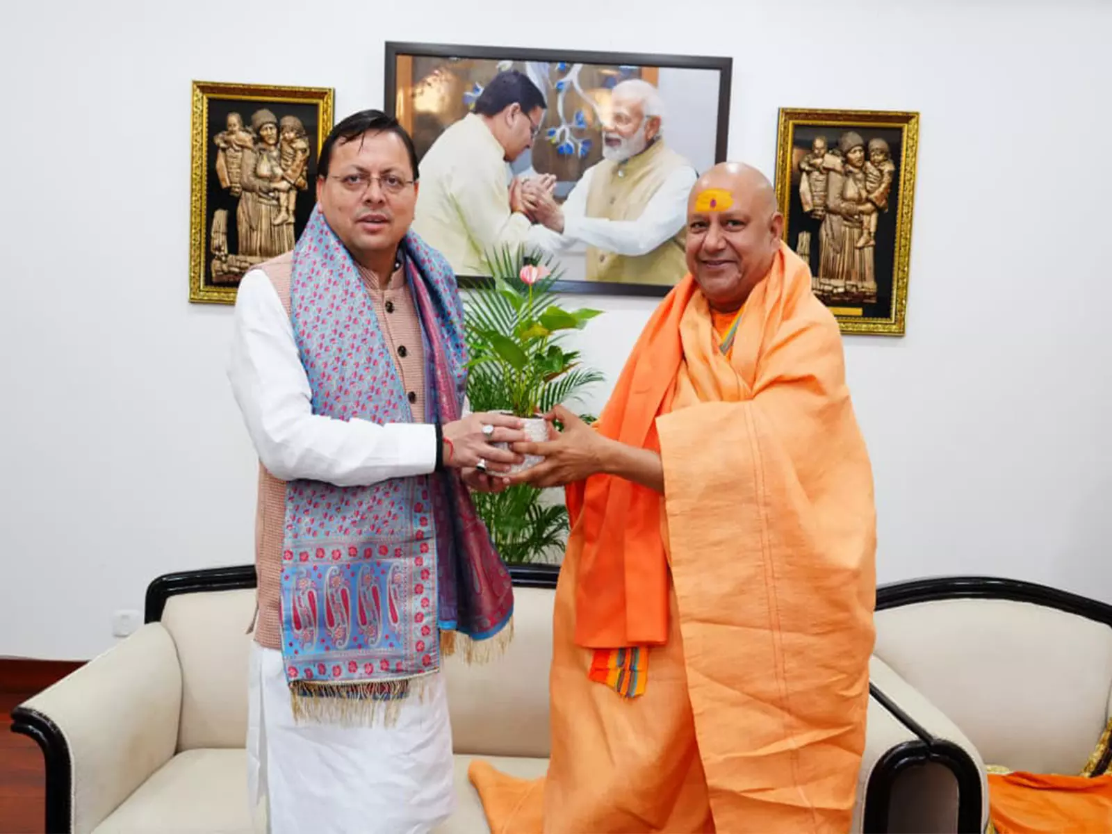 CM धामी ने महामंडलेश्वर स्वामी यतींद्रानंद गिरि महाराज से की मुलाकात CM धामी ने महामंडलेश्वर स्वामी यतींद्रानंद गिरि महाराज से की मुलाकात
