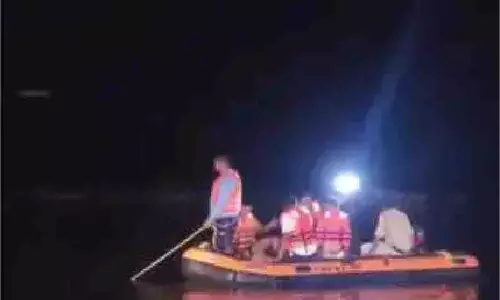 Agra: दुर्गा विसर्जन के दौरान नदी में बहे 11 लोग, 3 की मौत Agra: दुर्गा विसर्जन के दौरान नदी में बहे 11 लोग, 3 की मौत