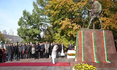 रूस में राज्य मंत्री मार्गेरिटा ने गांधी को श्रद्धांजलि दी, अहिंसा का संदेश याद किया