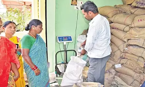 Nashik : अनाज वितरण में अनियमितताओं को लेकर आपूर्ति विभाग ने राशन की दुकानों पर कार्रवाई की Nashik : अनाज वितरण में अनियमितताओं को लेकर आपूर्ति विभाग ने राशन की दुकानों पर कार्रवाई की