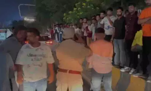 Jalandhar: बाजार में गुंडागर्दी, पुलिस के सामने भिड़े युवक Jalandhar: बाजार में गुंडागर्दी, पुलिस के सामने भिड़े युवक