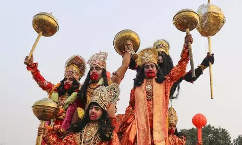 Kashmiri पंडितों और अन्य हिंदुओं ने श्रीनगर के शेर-ए-कश्मीर स्टेडियम में दशहरा मनाया Kashmiri पंडितों और अन्य हिंदुओं ने श्रीनगर के शेर-ए-कश्मीर स्टेडियम में दशहरा मनाया