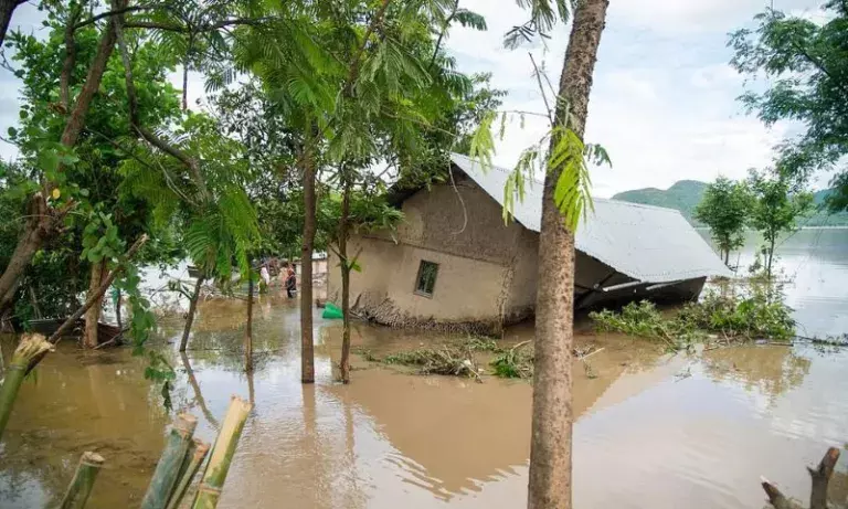 Assam: झांजी नदी में दरार से तेओक में बाढ़, सैकड़ों लोग विस्थापित और कई गांव जलमग्न