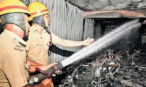 बेंगलुरु में आग: चार्जिंग के दौरान शॉर्ट सर्किट, 19 इलेक्ट्रिक स्कूटर जलकर खाक