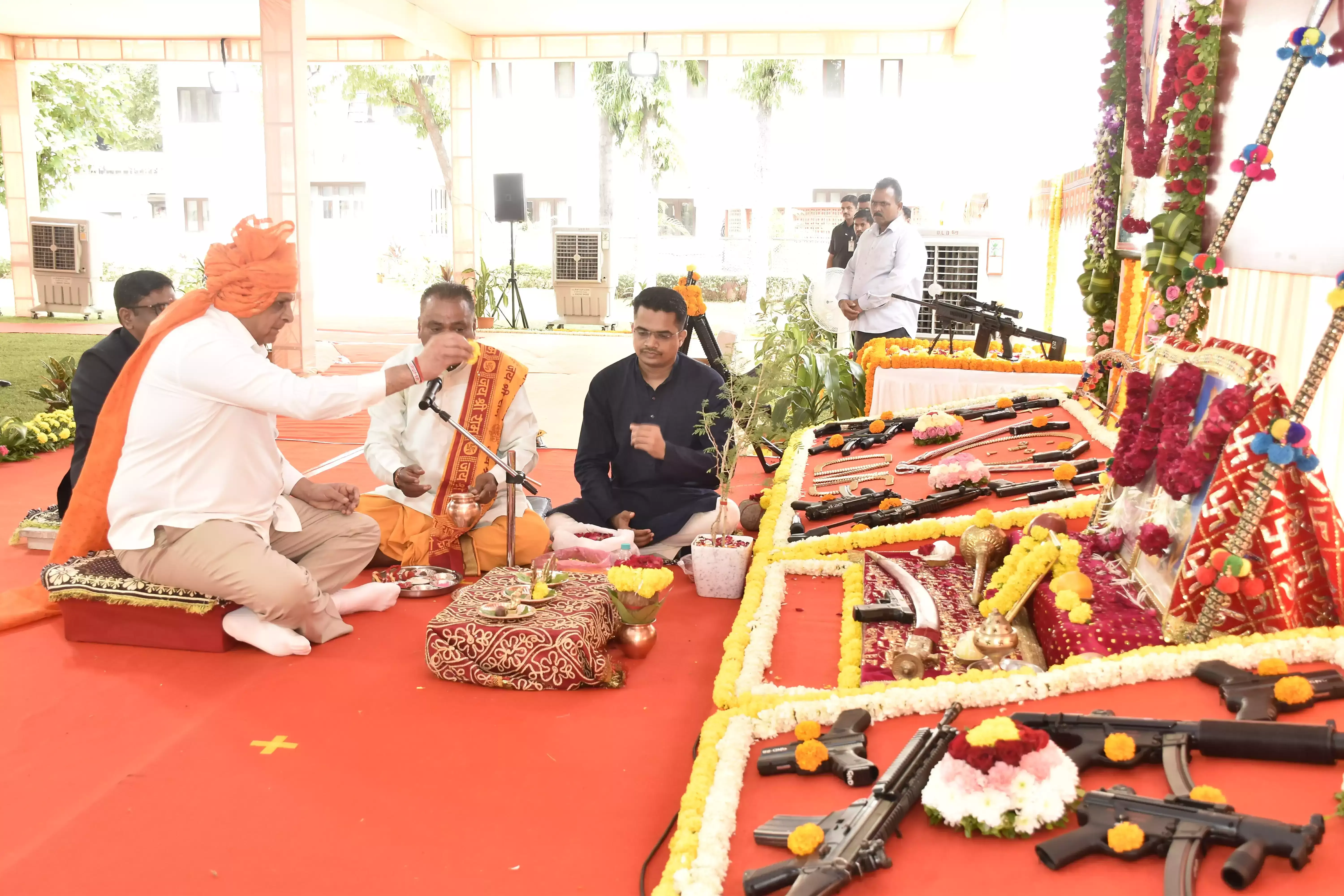 Gandhinagar: मुख्यमंत्री ने विजयादशमी पर किया परंपरागत शस्त्र पूजन Gandhinagar: मुख्यमंत्री ने विजयादशमी पर किया परंपरागत शस्त्र पूजन