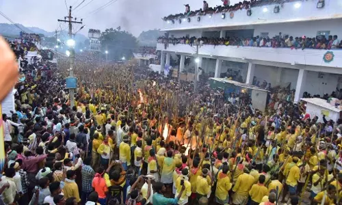 Andhra के कुरनूल में पारंपरिक लाठी-डंडे की लड़ाई में दो की मौत, 100 घायल