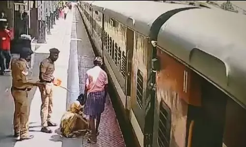 चलती ट्रेन में चढ़ने की कोशिश में महिला गिरी, रेलवे गार्ड ने जान जोखिम में डालकर उसे बचाया चलती ट्रेन में चढ़ने की कोशिश में महिला गिरी, रेलवे गार्ड ने जान जोखिम में डालकर उसे बचाया