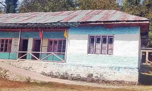 जंगल किनारे ज़फ़रखानी स्कूल की जर्जर इमारत और बिना चारदीवारी से सुरक्षा पर चिंता