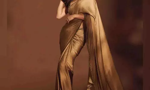 Fashion Tips: स्लिम गर्ल्स मौनी रॉय की तरह पहनें साड़ी, मिलेगा ग्लैमरस लुक