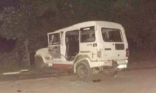 Panna: दुर्गा विसर्जन जुलूस पर बोलेरो की टक्कर, 2 की मौत, 12 घायल Panna: दुर्गा विसर्जन जुलूस पर बोलेरो की टक्कर, 2 की मौत, 12 घायल