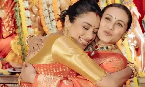 Durga Puja पंडाल में रूपाली गांगुली और रानी मुखर्जी की मुलाकात
