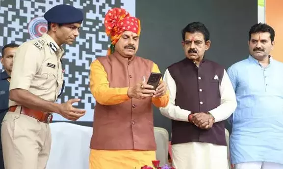 Indore: QR कोड स्कैन कर मुख्यमंत्री ने इंदौर पुलिस चैटबॉट लांच किया