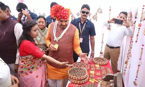 Indore: मुख्यमंत्री ने इंदौर में गोबर दीयों के निर्माण की सराहना की
