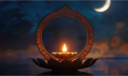 Karwa Chauth 2025  इन चीजों के बिना अधूरी है करवा चौथ पूजा, यहां जानें सभी पूजा सामग्री