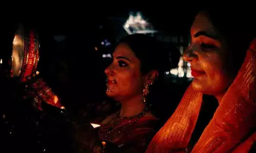 Karwa Chauth 2025: करवा चौथ पर कब और कैसे करें चंद्र दर्शन, पूरी विधि यहाँ जानें Karwa Chauth 2025: करवा चौथ पर कब और कैसे करें चंद्र दर्शन, पूरी विधि यहाँ जानें