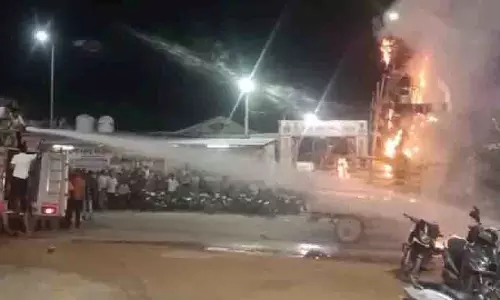Rajasthan: रावण दहन के दौरान ट्रैक्टर पर रखे पुतले में आग लग गई,मची हड़कंप Rajasthan: रावण दहन के दौरान ट्रैक्टर पर रखे पुतले में आग लग गई,मची हड़कंप